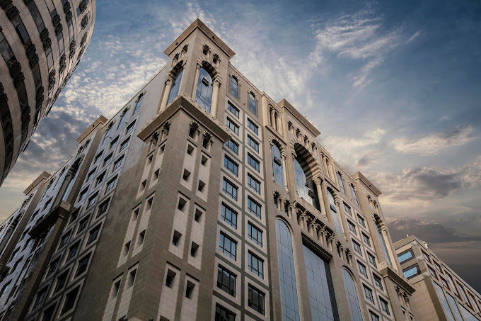 Jarak Hotel Nozol Royal Inn Madinah - Rawahel Taibah Hotel Nozol Royal Inn Madinah merupakan salah satu akomodasi favorit para jamaah yang datang ke Madinah. Lokasinya yang strategis membuat hotel ini menjadi pilihan utama bagi mereka yang ingin menjalani ibadah dengan nyaman dan tenang. Artikel ini akan mengupas tentang jarak, fasilitas, serta keunggulan Hotel Nozol Royal Inn Madinah yang dapat memberikan pengalaman menginap terbaik selama berada di kota suci ini.