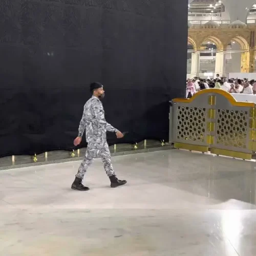 Hijr Ismail adalah salah satu bagian penting dari Masjidil Haram yang memiliki sejarah panjang dan keutamaan luar biasa dalam Islam. Banyak jamaah haji dan um