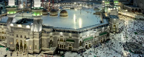 Masjid Al Haram di Makkah adalah masjid terbesar di dunia dan tempat tersuci bagi umat Islam. Setiap tahun, jutaan jamaah dari seluruh dunia datang untuk menunaikan ibadah haji dan umroh. Dengan keutamaan yang luar biasa, sejarah panjang, dan lokasi strategis di sekitar Ka'bah, Masjid Al Haram menjadi pusat spiritual umat Islam. Artikel ini akan membahas keistimewaan Masjid Al Haram, sejarahnya, serta rekomendasi hotel terbaik di dekatnya seper