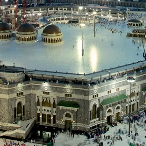 Masjid Al Haram di Makkah adalah masjid terbesar di dunia dan tempat tersuci bagi umat Islam. Setiap tahun, jutaan jamaah dari seluruh dunia datang untuk menunaikan ibadah haji dan umroh. Dengan keutamaan yang luar biasa, sejarah panjang, dan lokasi strategis di sekitar Ka'bah, Masjid Al Haram menjadi pusat spiritual umat Islam. Artikel ini akan membahas keistimewaan Masjid Al Haram, sejarahnya, serta rekomendasi hotel terbaik di dekatnya seper