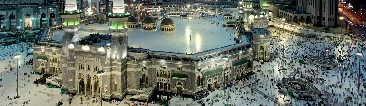 Masjid Al Haram di Makkah adalah masjid terbesar di dunia dan tempat tersuci bagi umat Islam. Setiap tahun, jutaan jamaah dari seluruh dunia datang untuk menunaikan ibadah haji dan umroh. Dengan keutamaan yang luar biasa, sejarah panjang, dan lokasi strategis di sekitar Ka'bah, Masjid Al Haram menjadi pusat spiritual umat Islam. Artikel ini akan membahas keistimewaan Masjid Al Haram, sejarahnya, serta rekomendasi hotel terbaik di dekatnya seper